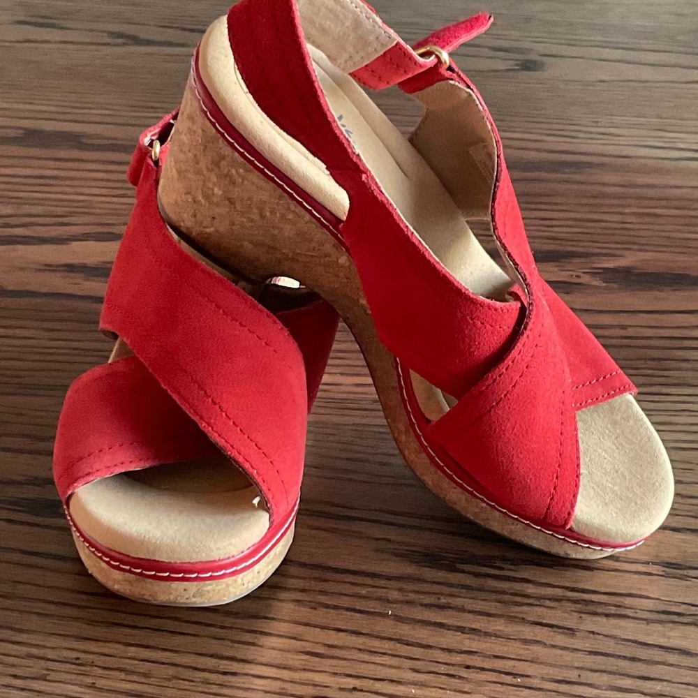 Clarks  platform sandals size 7.5